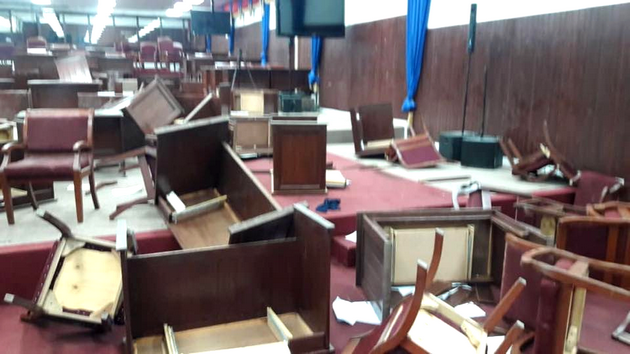 Caducité du Parlement : la pilule passe mal